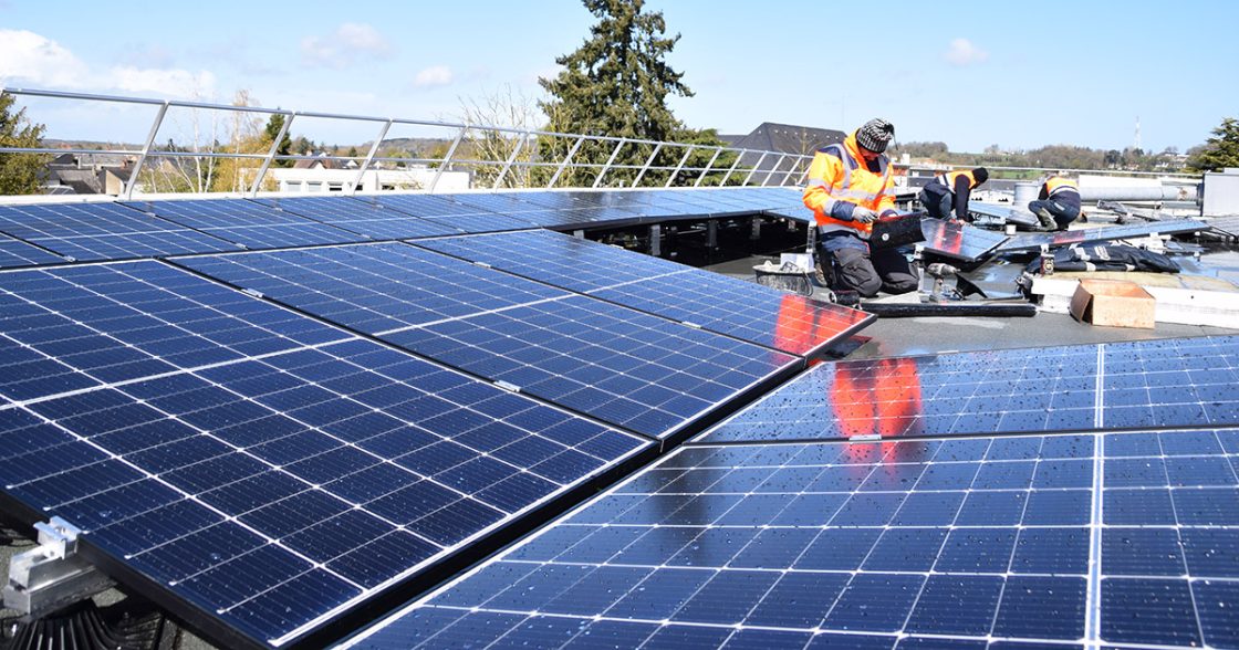 158 panneaux photovoltaïques ont été installés sur le toit de la maison de santé à La Flèche