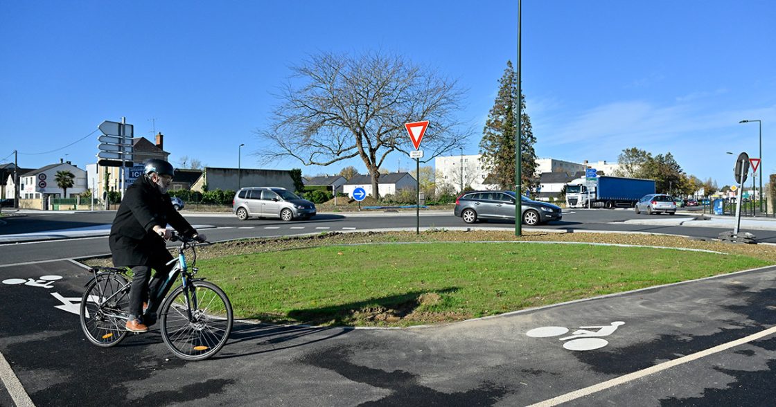 La piste cyclable des Médaillés militaires sécurise l'accès aux zones d'activités et au centre-ville de La Flèche.